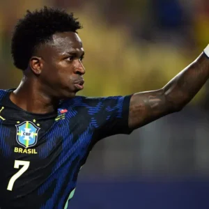 Real Madrid aumenta proposta por Vinícius Júnior, mas renovação ainda está distante